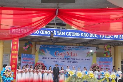 Hình ảnh Đoàn thanh niên biểu diễn văn nghệ nhân kỷ niệm 43 năm ngày Nhà giáo Việt Nam