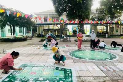 Hình ảnh Đoàn thanh niên kết hợp với Tổ chuyên môn vẽ sân trường