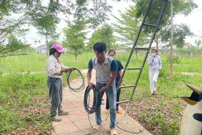 Hình ảnh Đoàn thanh niên trường kết hợp với phụ huynh cố định lại cơ sở vật chất của trường trong cơn bão số 13