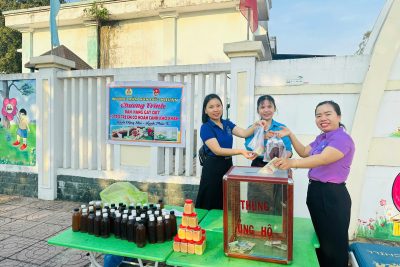 Hình ảnh Đoàn thanh niên bán hàng gây quỹ hỗ trợ học sinh nghèo có một mùa Trung thu ấm áp
