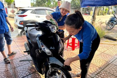 Đoàn viên tham gia mô hình “Rửa xe gây quỹ” hỗ trợ thiếu nhi có hoàn cảnh khó khăn chương trình “Xuân yêu thương, Tết chia sẻ năm 2026” do Đoàn xã tổ chức