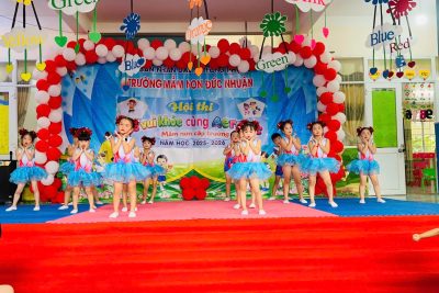 Đoàn thanh niên phối hợp với nhà trường trang trí sân khấu cho hội thi “Bé vui khoẻ cùng erobic” cấp trường