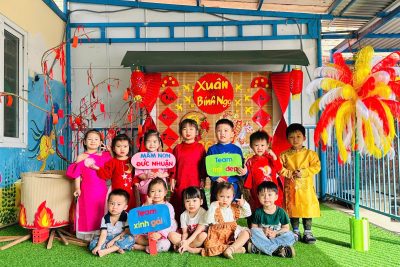 Đoàn thanh niên phối hợp với tổ chuyên môn trang trí Tết Nguyên Đán để trẻ tham gia hoạt động trải nghiệm