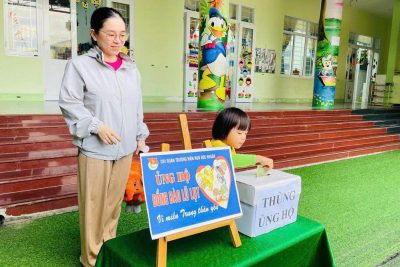 Đoàn thanh niên phối hợp với nhà trường kêu gọi CBGVNV và phụ huynh ủng hộ đồng bào vùng lũ ở Bình Định-Phú Yên (cũ)