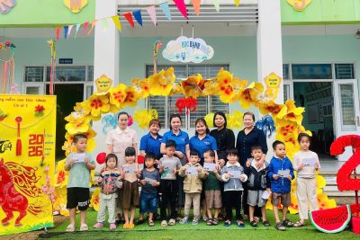 Đoàn thanh niên kết hợp với Nhà trường trao quà cho học sinh có hoàn cảnh khó khăn trong dịp Tết Nguyên Đán 2026